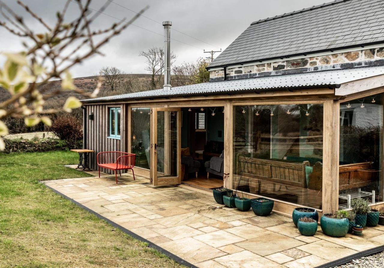 Penrhiw - A Country Cottage With Mountain Views Newport  Bagian luar foto