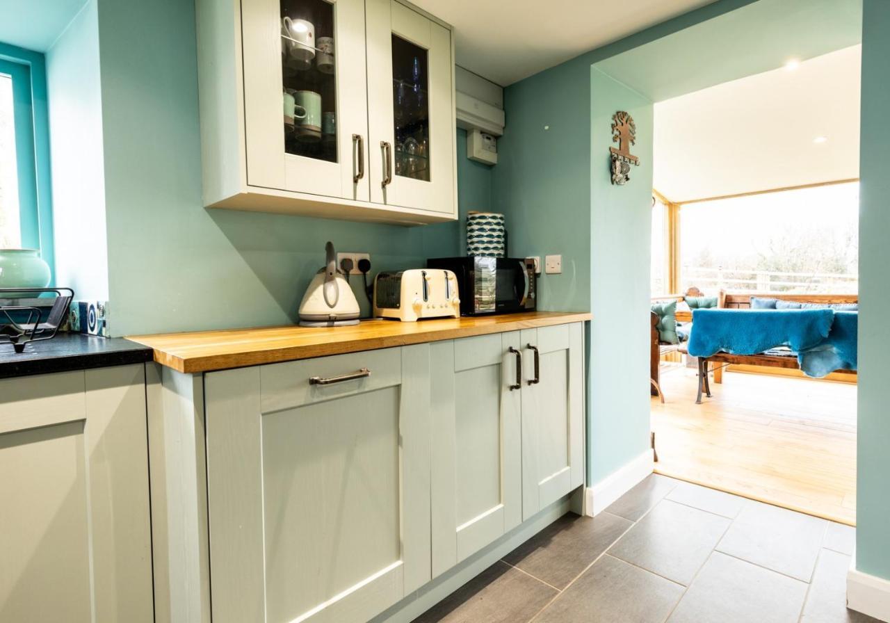 Penrhiw - A Country Cottage With Mountain Views Newport  Bagian luar foto