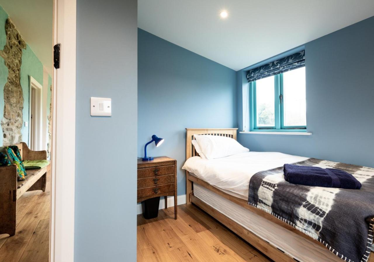 Penrhiw - A Country Cottage With Mountain Views Newport  Bagian luar foto